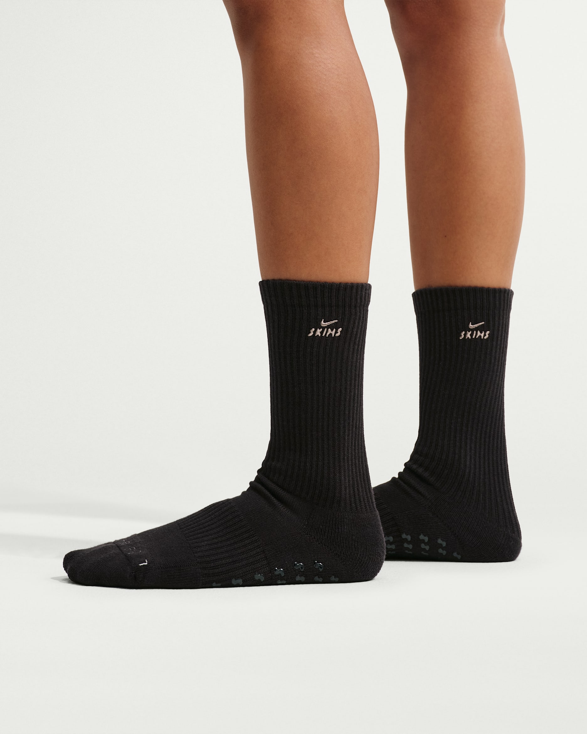 NIKE公式】NikeSKIMS ウィメンズ ピラティス クルーソックス (1 足